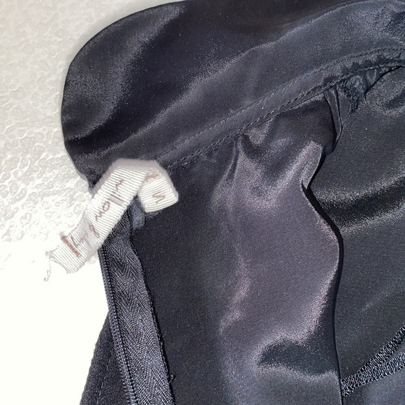 Willow and Clay ruffle black beaded flowers top Sz S NWOT - Picture 4 of 12